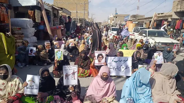 ضلع نوشکی سے ایک سکول ٹیچر کی مبینہ جبری گمشدگی کے واقعے کے خلاف احتجاج