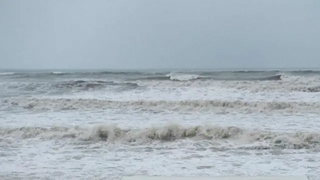 Taankarii bishaan keessatti dhidhimaa jiru