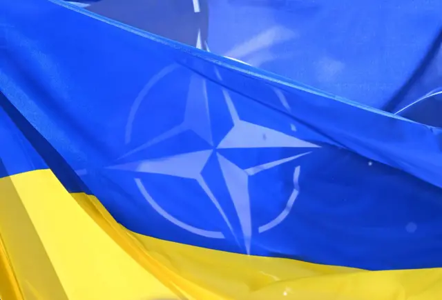 Флаги НАТО и Украины