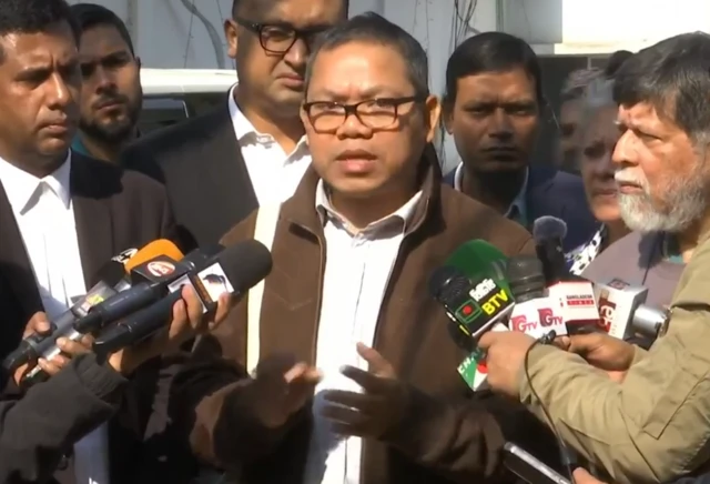 অভিযোগ করার পর সাংবাদিকদের সাথে কথা বলছেন মাইকেল চাকমা
