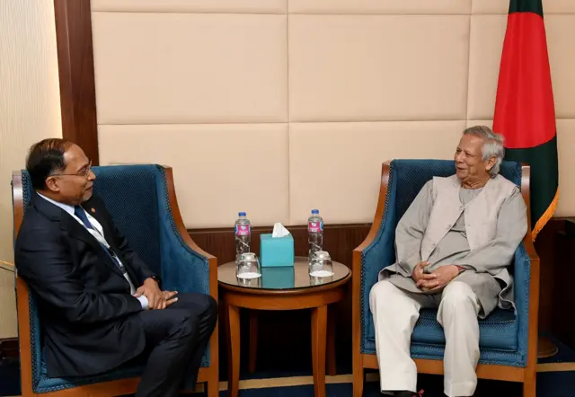 মালয়েশিয়ার মন্ত্রী ড. জামব্রি আবদুল কাদিরের সঙ্গে মতবিনিময় করেছেন প্রধান উপদেষ্টা অধ্যাপক মুহাম্মদ ইউনূস।