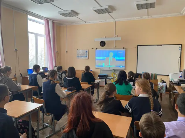 школьники смотрят пресс-конференцию Путина