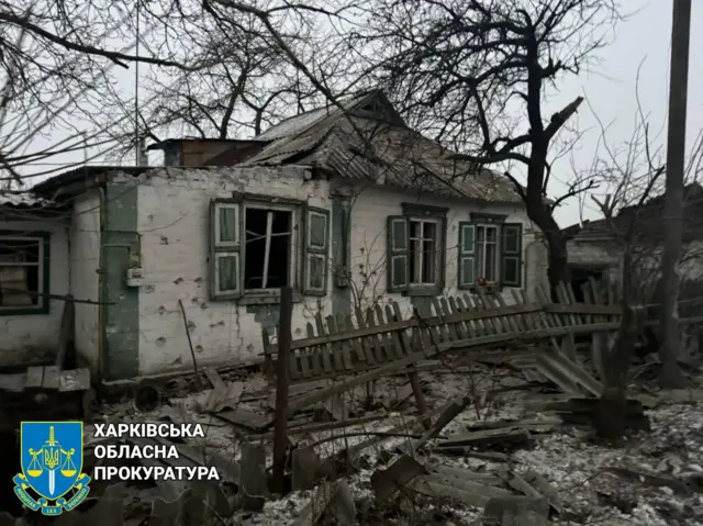 Одно из зданий, пострадавших от обстрела