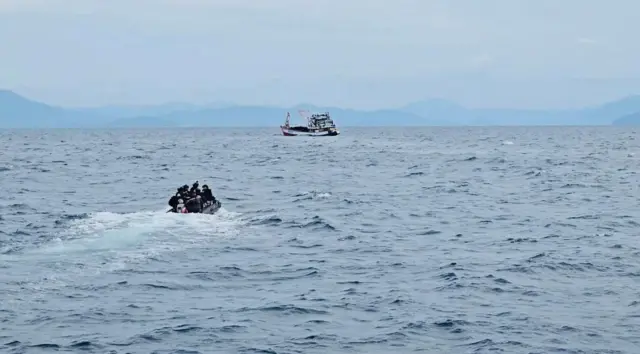 ကပ္ပလီ ပင်လယ်ပြင်မှာ နိုဝင်ဘာလ ၂၇ ရက်တုန်းက ပြုလုပ်တဲ့ ထိုင်းရေတပ်ရဲ့ ရေပြင် ဝေဟင် ပူးတွဲ စစ်ရေးလေ့ကျင့်မှု