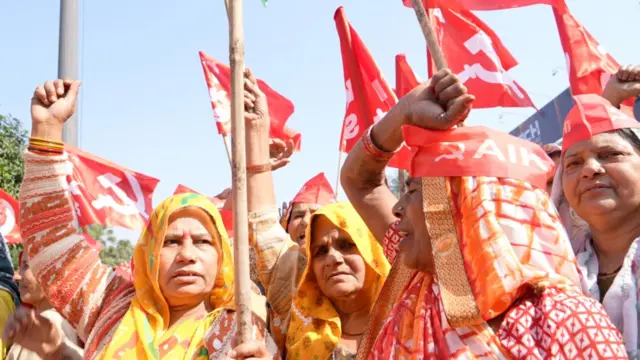 प्रदर्शन करती किसान संगठन की महिलाएं