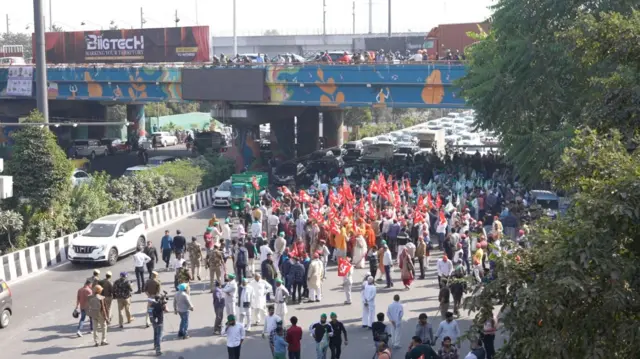 विरोध प्रदर्शन करते हुए किसान