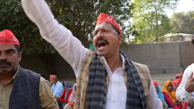 दिल्ली सीमा के पास किसानों ने किया प्रदर्शन