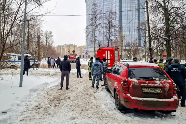 Пожарные и полиция около ЖК «Лазурные небеса», в который врезался дрон
