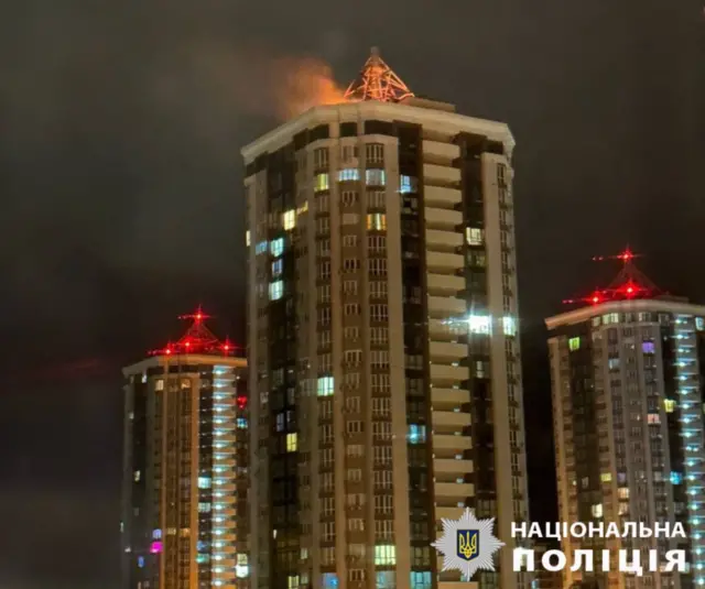 Пожар на крыше дома в результате удара российского дрона