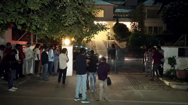 अल्लू अर्जुन के घर के बाहर खड़े प्रदर्शनकारी