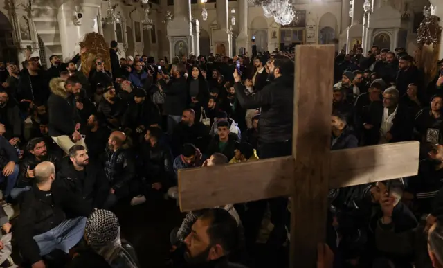 Ndị na-eme ngagharịiwe maka osisi Ekeresimesi ahụ a kpọrọ ọkụ