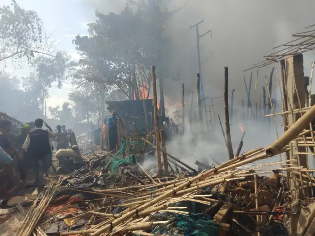 কক্সবাজারের উখিয়ায় রোহিঙ্গা ক্যাম্পে অগ্নিকাণ্ডে এক শিশুসহ দুই জন মারা গেছেন