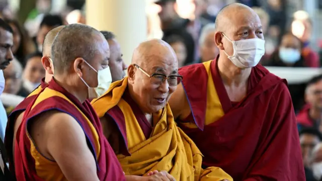 तिब्बती धर्मगुरु दलाई लामा