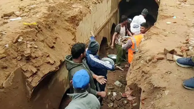 चंदौसी में बावड़ी की खुदाई