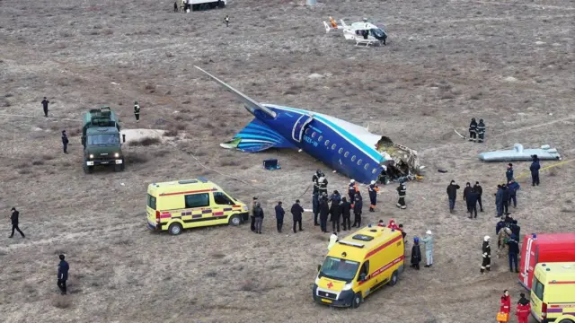 क्रैश होने पर विमान दो टुकड़ों में बंट गया
