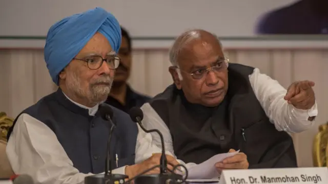 कांग्रेस अध्यक्ष मल्लिकार्जुन खड़गे और पूर्व प्रधानमंत्री डॉ. मनमोहन सिंह