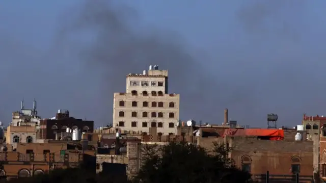 اسرائیل کی صنعا انٹرنیشنل ایئرپورٹ اور یمن میں دیگر مقامات پر بمباری