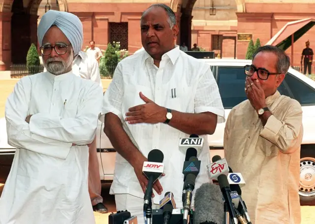 मनमोहन सिंह शरद पवार और प्रणब मुखर्जी