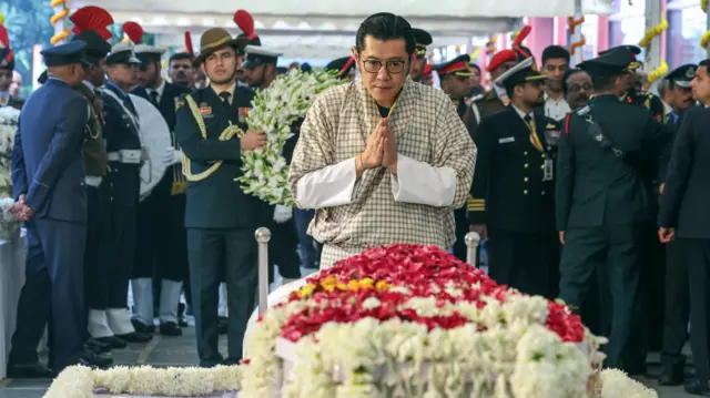 मनमोहन सिंह को श्रद्धांजलि देते भूटान नरेश जिग्मे ख़ेसर नामग्याल वांगचुक