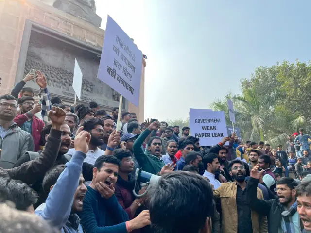 परीक्षार्थियों ने विरोध प्रदर्श किया