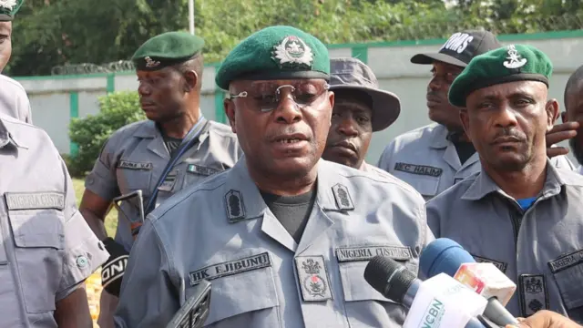 Ndị ụlọọrụ Custom