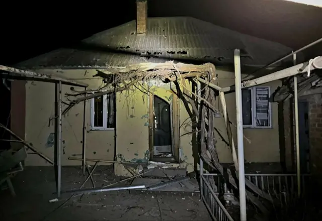 Поврежденный дом в Никополе