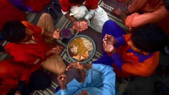রমজানে ইফতার করছেন মুসুল্লিরা (ফাইল ছবি)