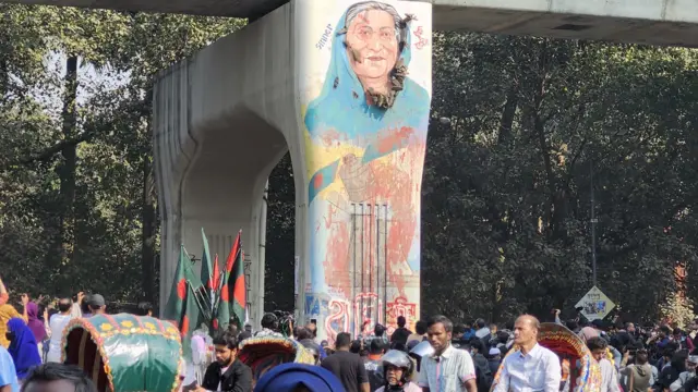 মেট্রোরেলের পিলারে সাবেক প্রধানমন্ত্রী শেখ হাসিনার প্রতিকৃতি