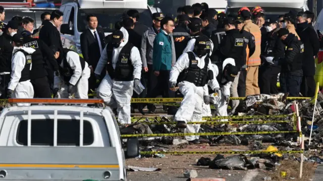 Ndị ọrụ na-eme nnyocha n'ogige ebe ụgbọelu ahụ kpọkara