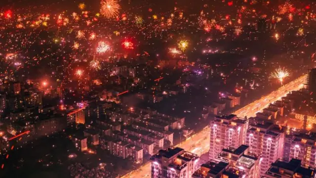 ঢাকার আকাশে আতশবাজির ঝলক।