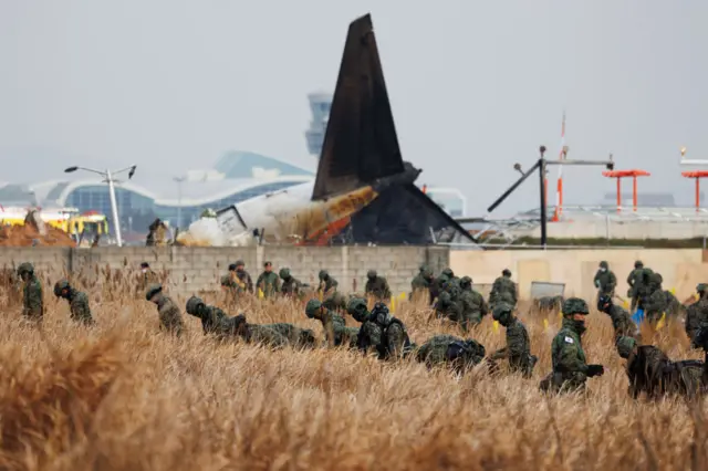 Ndịagha na-eme nnyocha n'ogige ụgbọelu ahụ kpọkara