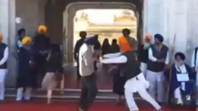 स्वर्ण मंदिर के बाहर सुखबीर बादल पर हुआ हमला