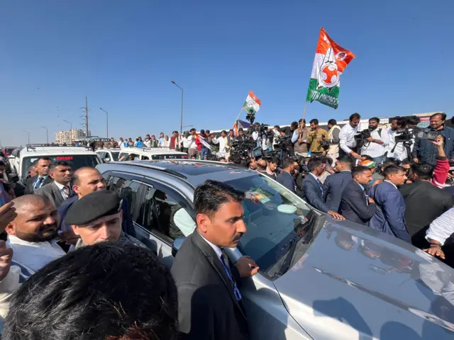 राहुल और प्रियंका गांधी के काफ़िले को रोके जाने की वजह से गाज़ीपुर सीमा पर लगा जाम