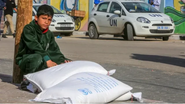 Wani yaro zaune da buhuna biyu