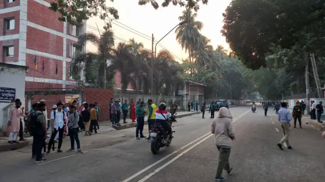 রাজনৈতিক দলগুলোর সাথে প্রধান উপদেষ্টার বৈঠক উপলক্ষ্যে ফরেন সার্ভিস একাডেমিতে নিরাপত্তা বাড়ানো হয়েছে