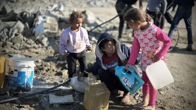 एमनेस्टी के मुताबिक फ़लस्तीनी कुपोषण और बीमारी के साथ बड़े पैमाने पर विनाश का सामना कर रहे हैं.