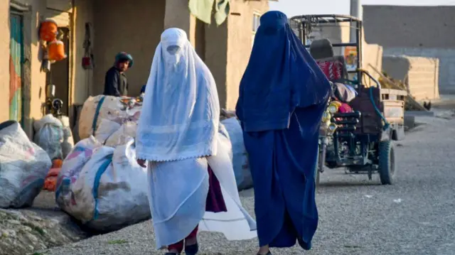 अफ़ग़ानिस्तान में महिलाओं को मिलने वाली मेडिकल शिक्षा पर तालिबान ने प्रतिबंध लगा दिया है