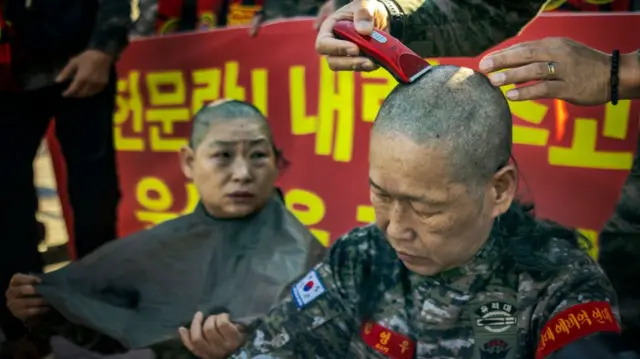 राष्ट्रपति यून के ख़िलाफ़ विरोध दर्ज कराते पूर्व सैनिक