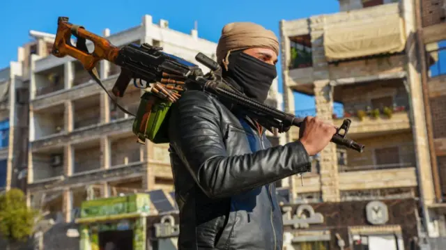 सीरिया के विद्रोही गुट का एक लड़ाकू