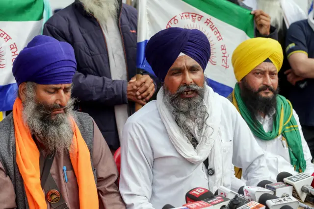 किसान नेता सरवन सिंह पंढेर ( बीच में नीली पगड़ी लगाए हुए)