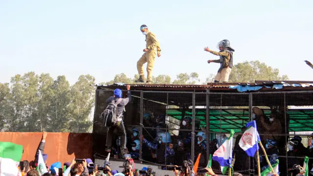 किसानों को रोकने की कोशिश करती हुई पुलिस