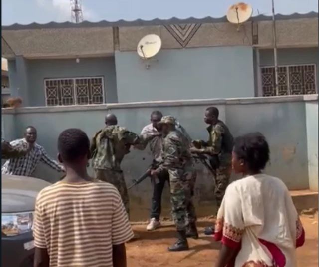 Sojas dey manhandle one man