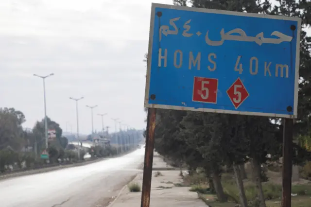 لافتة على طريق إلى حماة تشير إلى اتجاه مدينة حمص