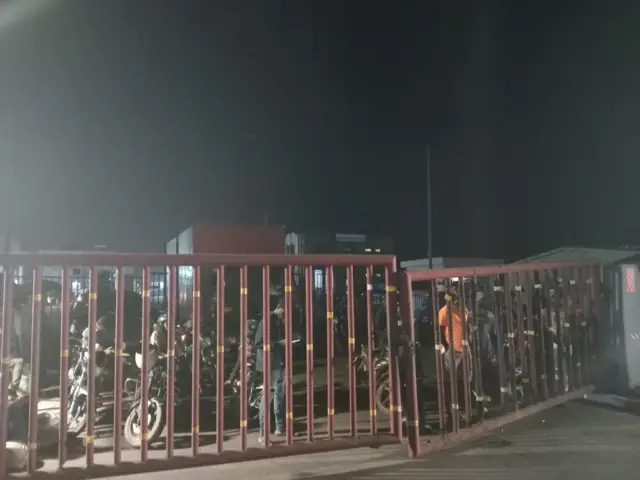 Pipo dey stranded for border
