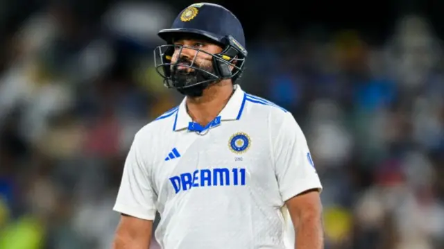 आउट होने के बाद भारत के कप्तान रोहित शर्मा