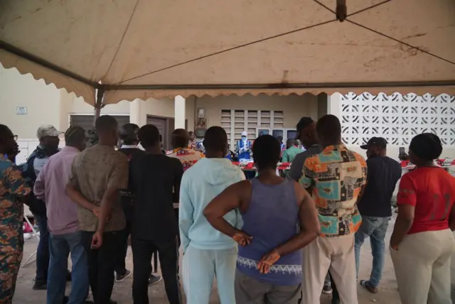 Pipo dey tanda dey torchight votes collating as voting don end