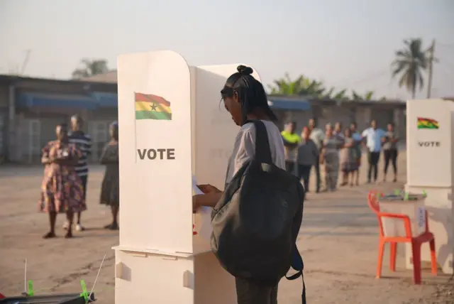 Voters don queue to begin di election process
