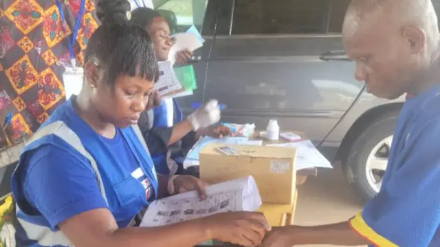 Electoral officer dey check di voters list
