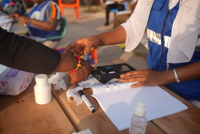 Voters don queue to begin di election process