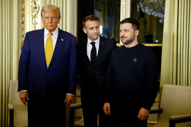 Дональд Трамп, Эмманюэль Макрон и Владимир Зеленский в свитере с украинским трезубцем